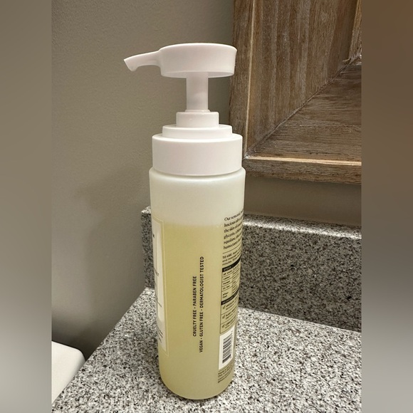 Naturium The Glow Getter Multi-Oil Hydrating Body Wash - Picture 2 of 6